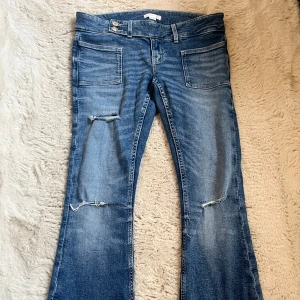 Lowwaist jeans Gina Tricot  - Ett par jättefina populära jeans ifrån Gina Tricot, med fina slitningar. Är i storlek M. De är lite korta i benen för mig som är 165 och därför aldrig kommit till användning. Det sitter mer som en storlek S än M. Hör av dig vid frågor!💗Pris kan sänkas via snabbt köp