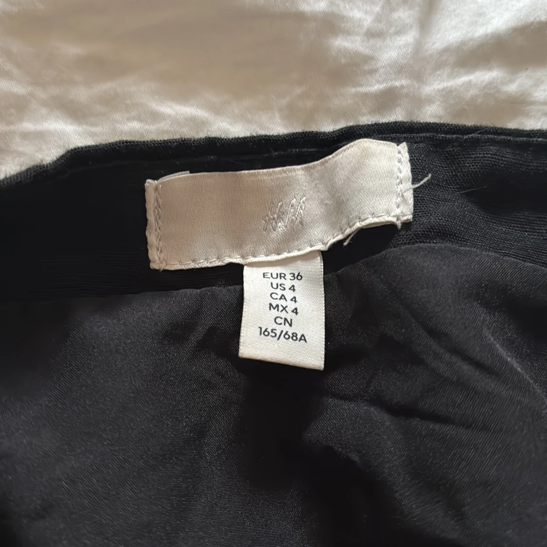Svart kortkjol från H&M, storlek 36 - 2