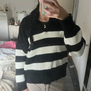 Svartvit randig stickad tröja - Snygg stickad tröja med breda svarta och vita ränder. Perfekt för dig som gillar en chill och stilren look. Passar till både jeans och mjukisbyxor. Använd 1-2 gånger                            ( står storlek M då den är köpt utomlands) så den passar även S därför lägger jag att det är storlek M 