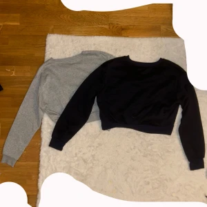 2 croppade sweatshirts grå & marinblå - Två croppade sweatshirts i basic kortare stil, en i ljusgrått och en i marinblått. Båda har rund hals, långa ärmar och ribbade muddar, i bomull och mjukare bomull inuti som håller värmen bra. (Har lagt ut annonser på dom separat 🫶🏼