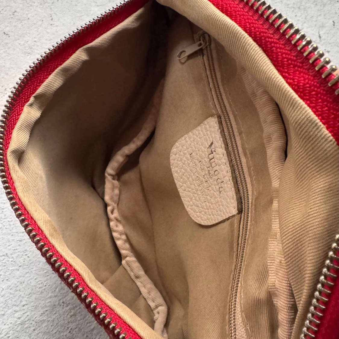 Röd magväska i skinn från Vimoda - 2