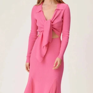 Adoore klänning 34 - Adoore-klänning i storlek 34 (passar XS). Inga fläckar eller skador.  Elegant och smickrande passform, perfekt för både fest och mer avslappnade tillfällen. Tyget har bra stretch och sitter fint på kroppen. Används inte längre, därför säljs den.