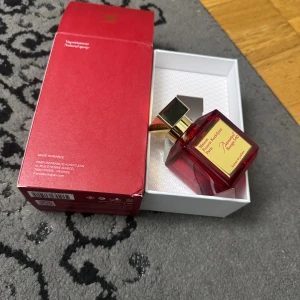 Maison Francis Kurkdjian Rouge 540 - Exklusiv parfym i snygg röd flaska från Maison Francis Kurkdjian. 70 ml. Tillverkad i Frankrike. Perfekt för dig som vill sticka ut med en ikonisk doft och lyxig känsla. Priset kan diskuteras vid snabba affärer.