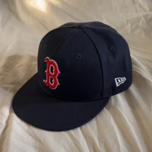 Keps - Keps - Boston - Storlek: 57,7 cm - Mycket bra skick, sparsamt använd - Nypris: 549kr - Mitt pris: 249kr - hör av dig vid funderingar 💫