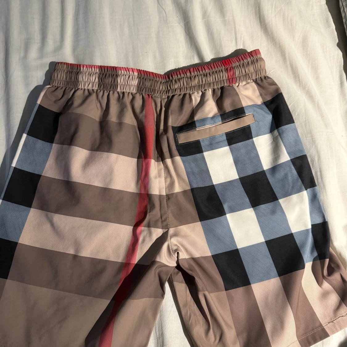 Rutig Burberry shorts med snörning - 1