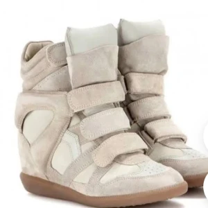 Beige sneakers med kilklack och kardborre - SÖKER beiga Isabel Marant skor i storlek 37/38