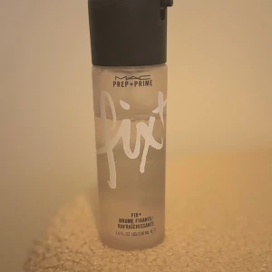 MAC Prep + Prime Fix+ Face Mist - MAC Prep + Prime Fix+ är en transparent face mist i en smidig plastflaska med svart spraylock. Perfekt för att fräscha upp huden och fixera sminket. Lite använt se bild 2 för hur mycket som är kvar 