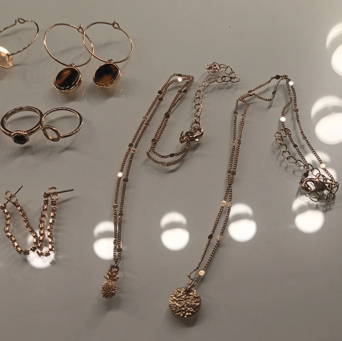 Mix av guldiga smycken och örhängen - 1