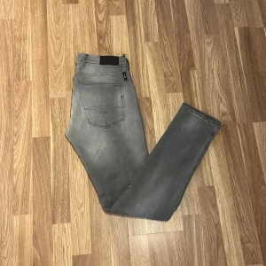 Replay anbass 31/34 - Nu säljer vi ett par riktigt feta Replay anbass i storleken 31/34! Skick:10/10! För mer info,bilder eller priser, så är det bara att höra av sig!