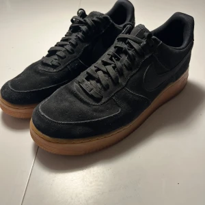 Nike Air Force 1 mocka, Sneakers, Svart, EUR 44.5 - Snygga svarta Nike Air Force 1 sneakers(mocka) med en klassisk design. Perfekt för en avslappnad och stilren look.