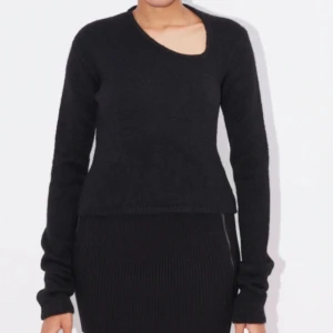 Svart stickad  - Svart stickad tröja.