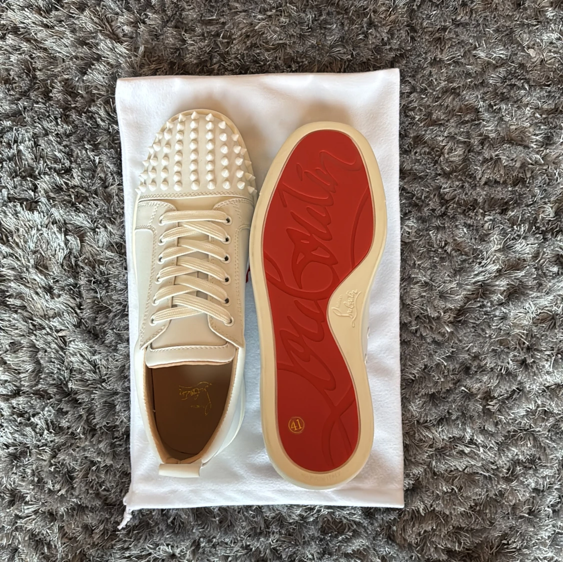 Christian Louboutin vita sneakers med nitar - 2