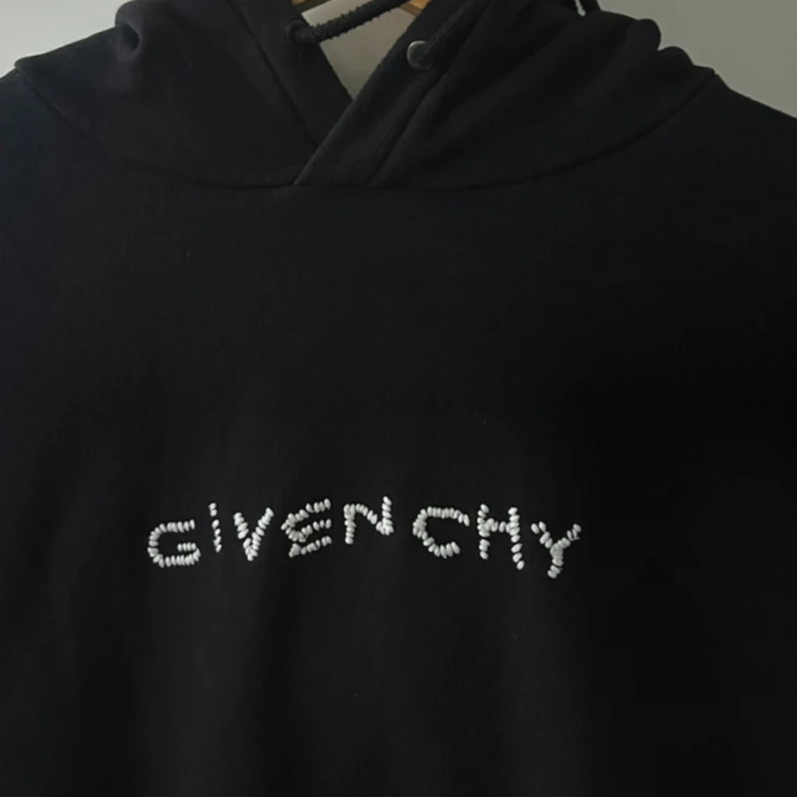 Svart Givenchy hoodie med pärlbroderi - 2