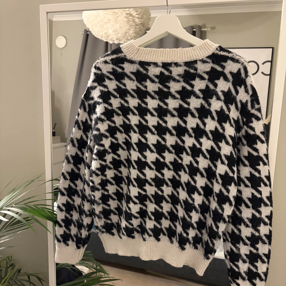 Svartvit stickad tröja med mönster - 1