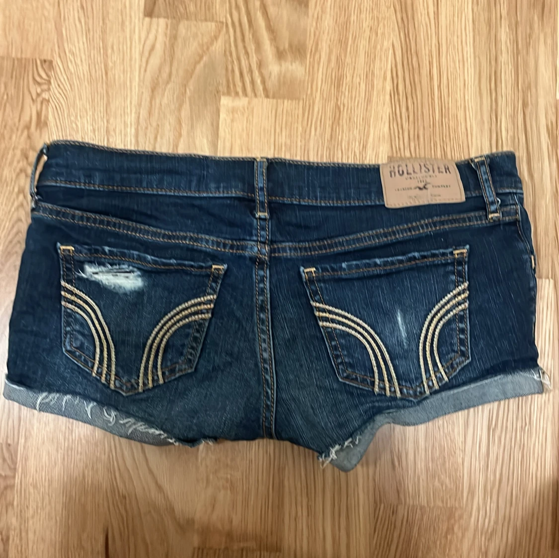 Mörkblå jeansshorts från Hollister