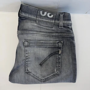 Dondup jeans  - Dondup jeans i modellen George. Storlek W30. Fint skick. Bara att höra av sig till oss vid minsta fundering😁