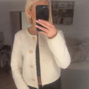 jacka - Söt ull jacka med guld knappar🧸🤍
