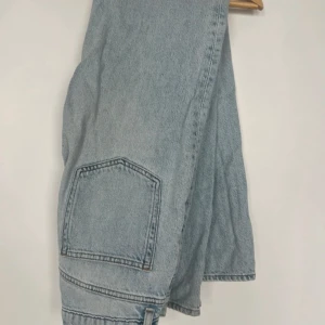 Jeans med slits - Ljusblå jeans med slits. Kan skicka fler bilder vid intresse 🤗