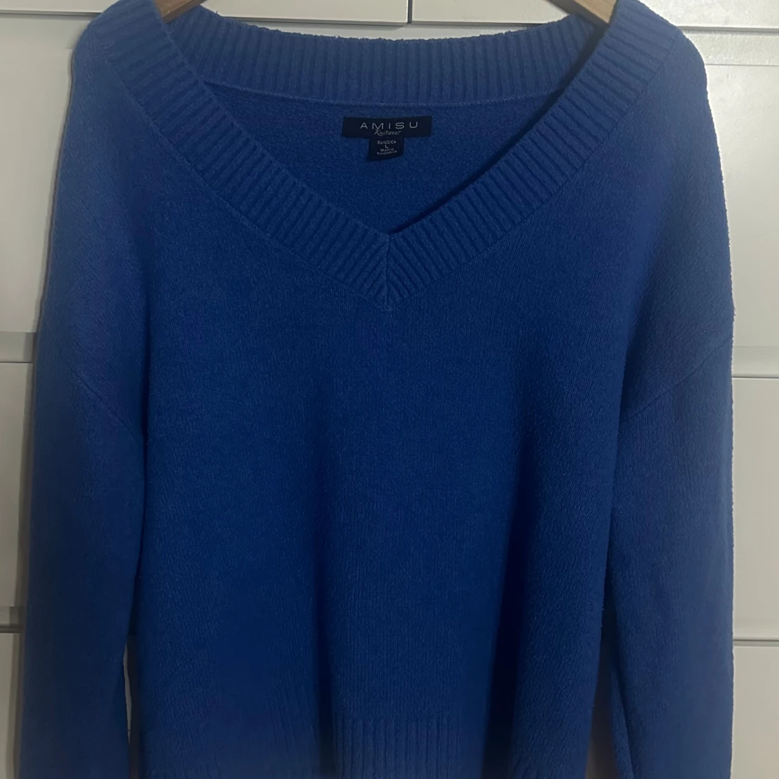 Blå stickad tröja med v-ringning Amisu - 1