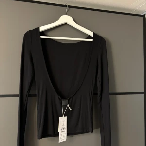 rygglös topp från Gina Tricot - långärmad rygglös topp från gina! oanvänd med prislapp