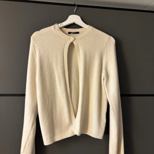 kofta med knapp från gina - söt beige kofta från gina tricot