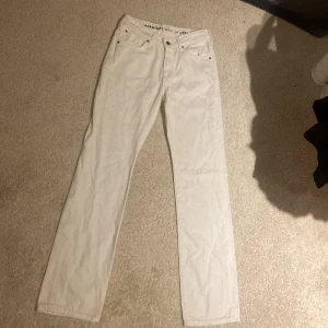 Vita lågmidjade jeans - Vita jeans från BikBok, endast andvända 1 gång då dom är för små. Köptes för 700kr säljer för 200🤗