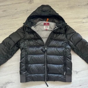 Parajumper Sheen Jacka - Kvitto finns från NK,  Storlek L passar dig från typ  180 upp till 190 nypris 6000! Hör av dig vid minsta lilla fundering😁🎉