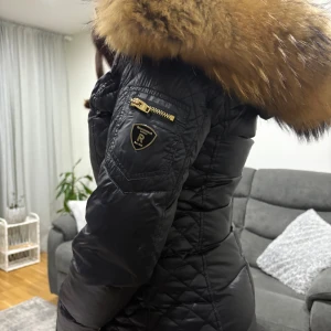 Rockandblue vinterjacka - Snygg svart dunjacka från Rockandblue med stor fluffig päls runt huvan och quiltade detaljer. Säljer eftersom den tyvärr är för liten för mig. Fler bilder kan skickas om så önskas. Perfekt för kalla dagar och väldigt stilren!