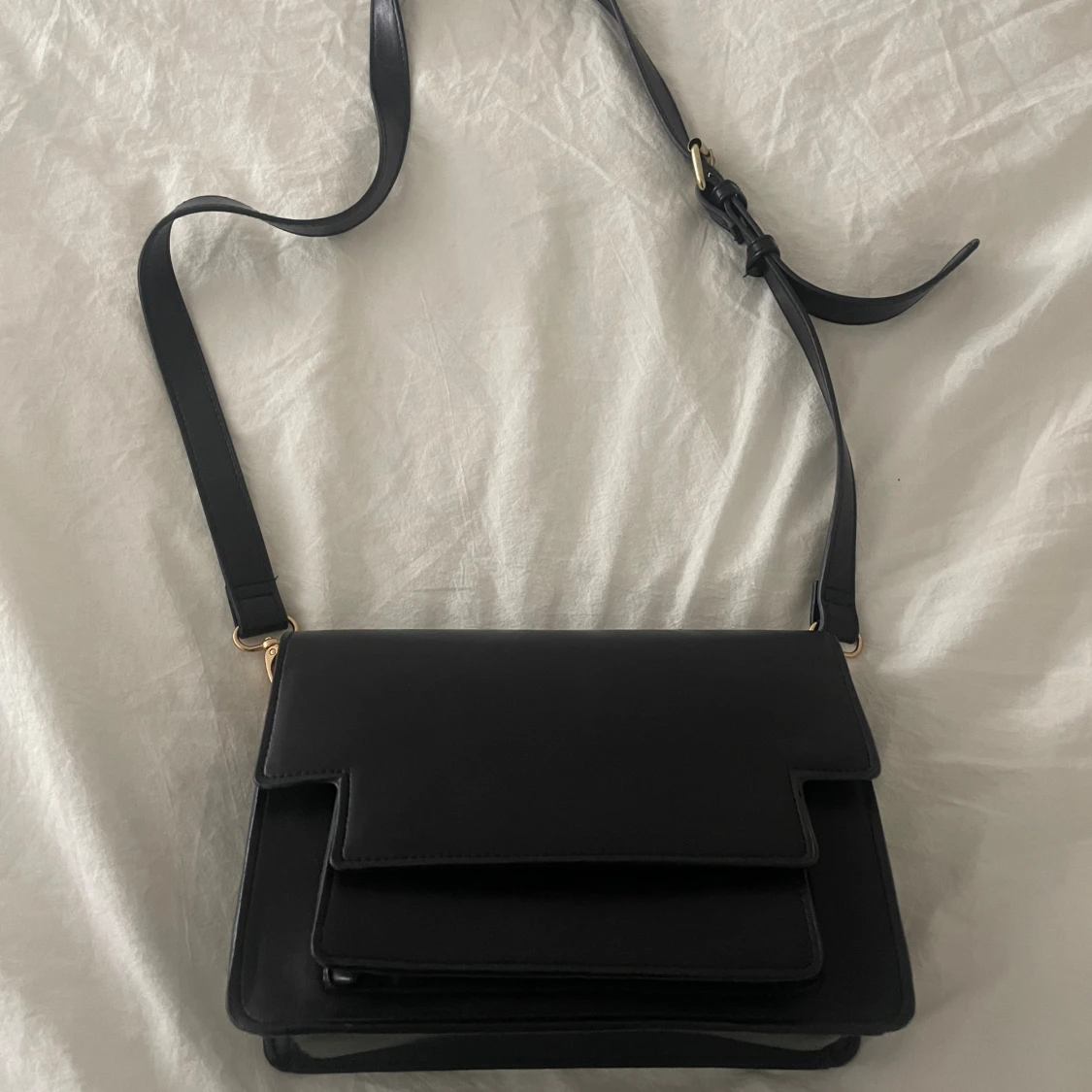 Svart axelväska i skinn med dragkedja