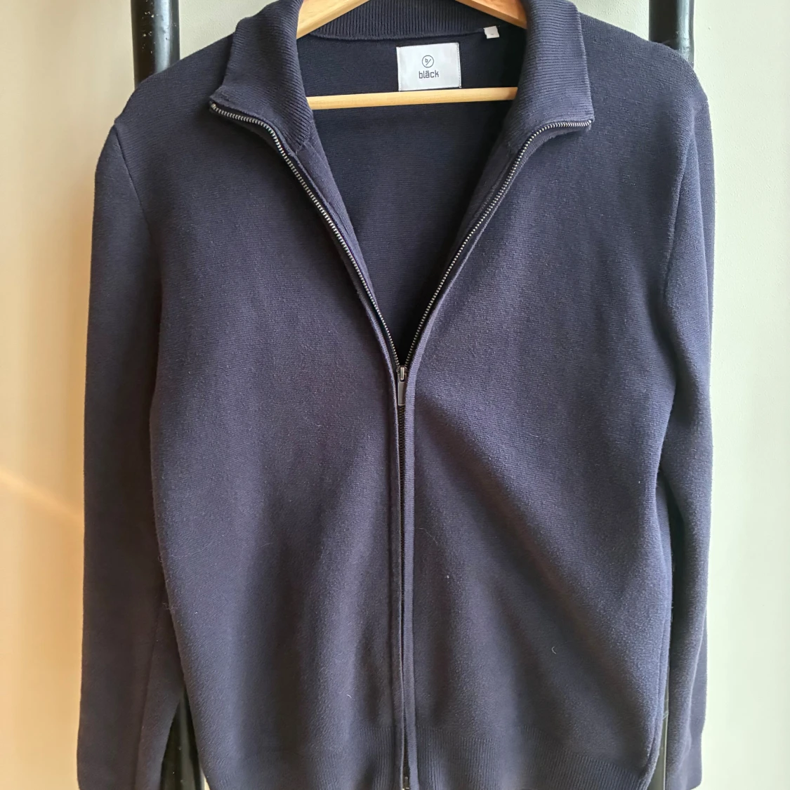 Mörkblå kofta med dragkedja från Bläck - 1