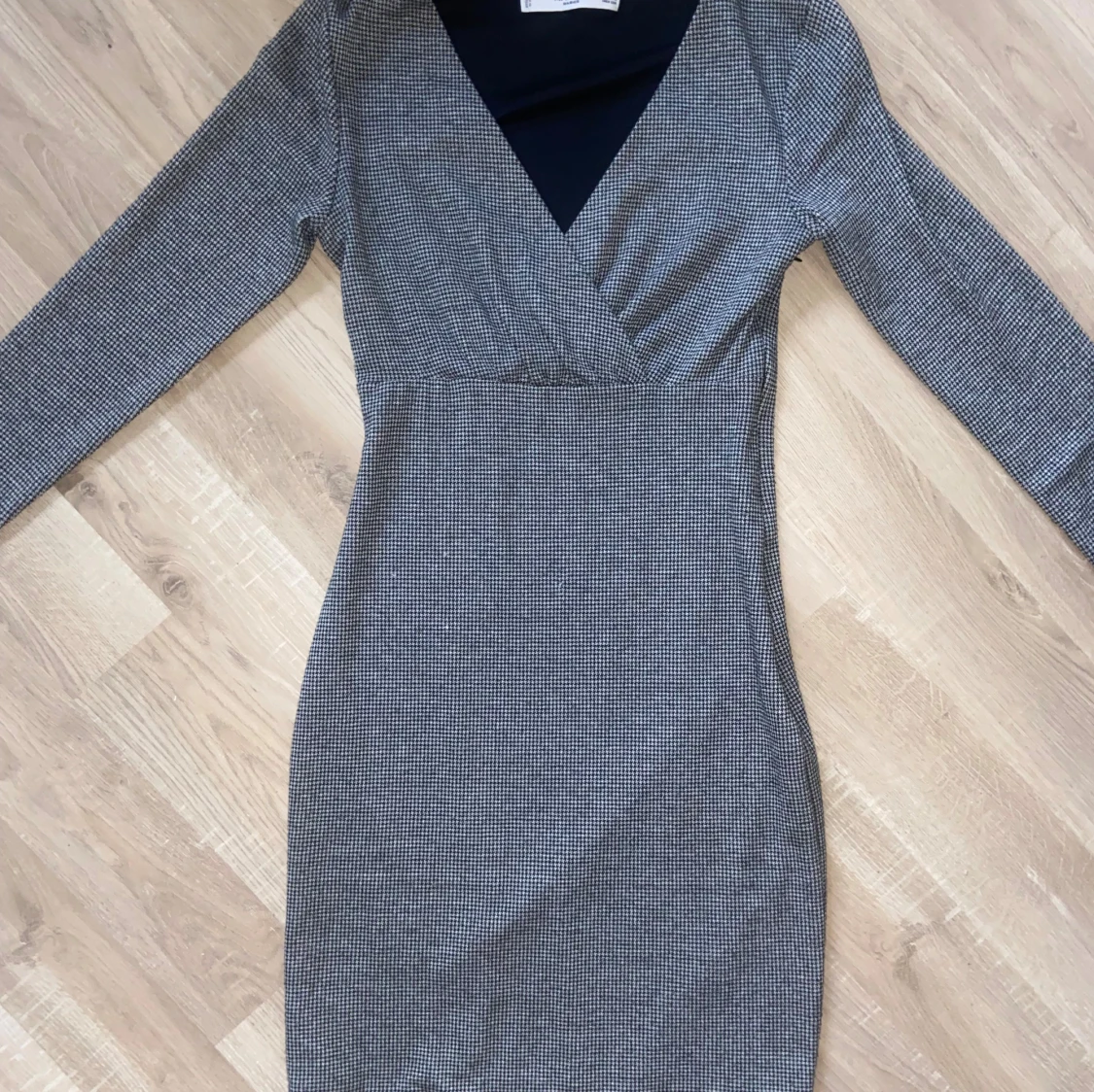 Grå omlottklänning från Mango - 1