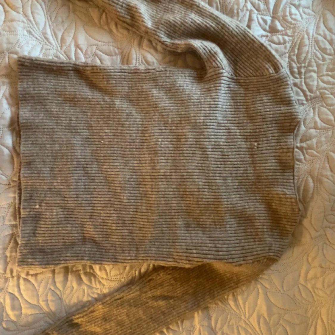 Beige ribbstickad v-ringad tröja - 3