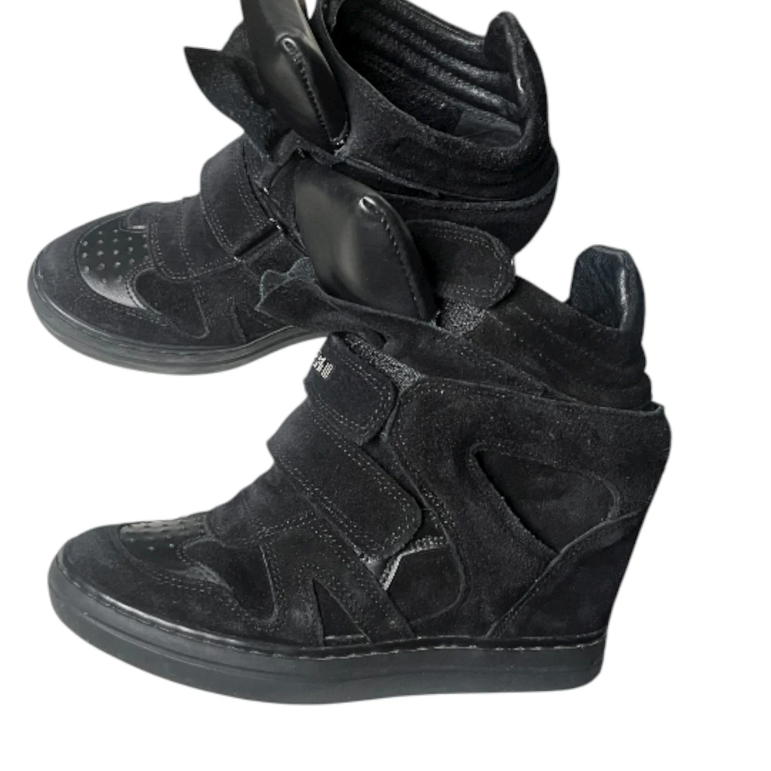 Svarta wedge sneakers från Carinii