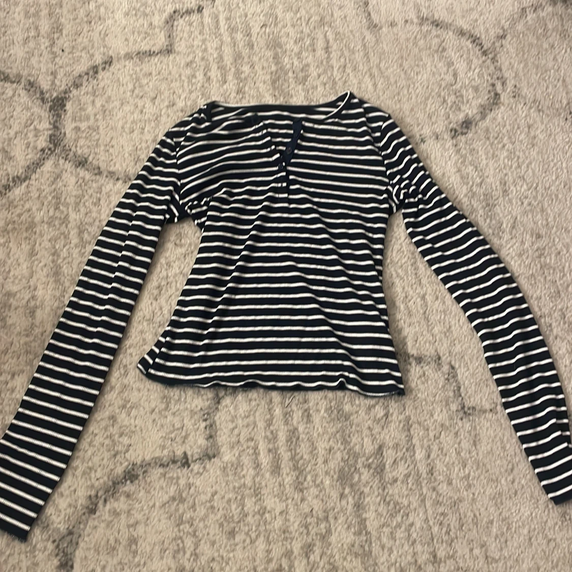 Svartvit randig långärmad tröja