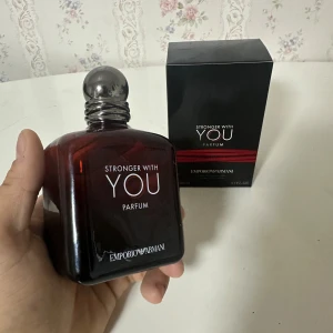 Stronger With You Parfum 100ml - Emporio Armani Stronger With You Parfum i 100 ml flaska. Snygg design och populär doft, perfekt för dig som vill sticka ut. Originalförpackning medföljer.