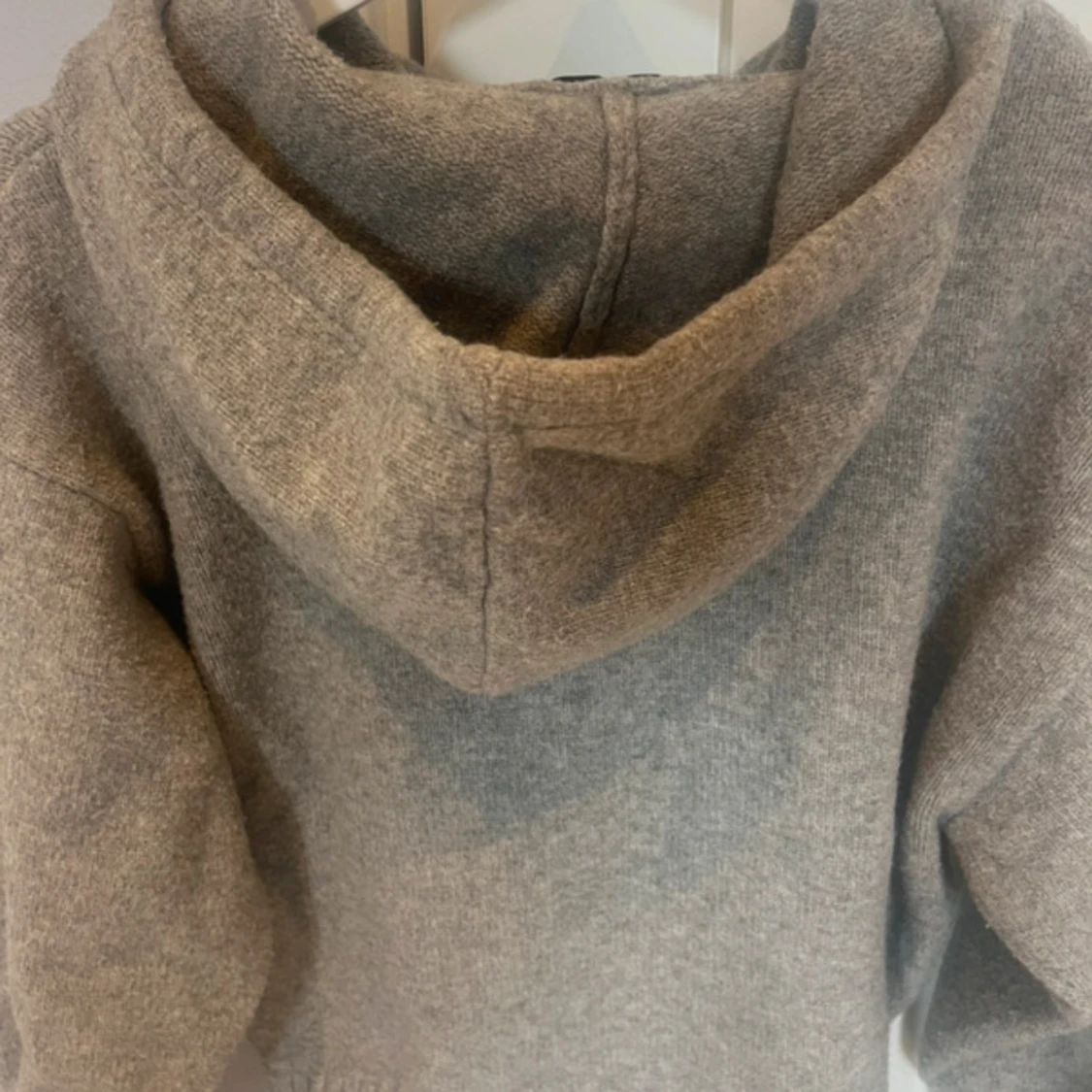 Grå stickad hoodie från Zara med huva - 1