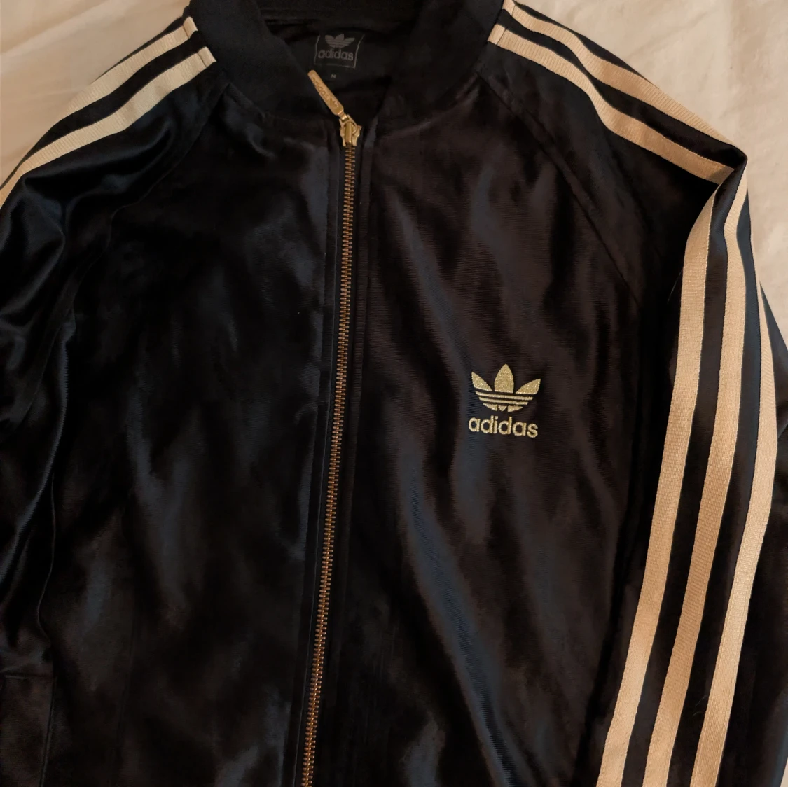 Svart Adidas bomberjacka med guld - 1