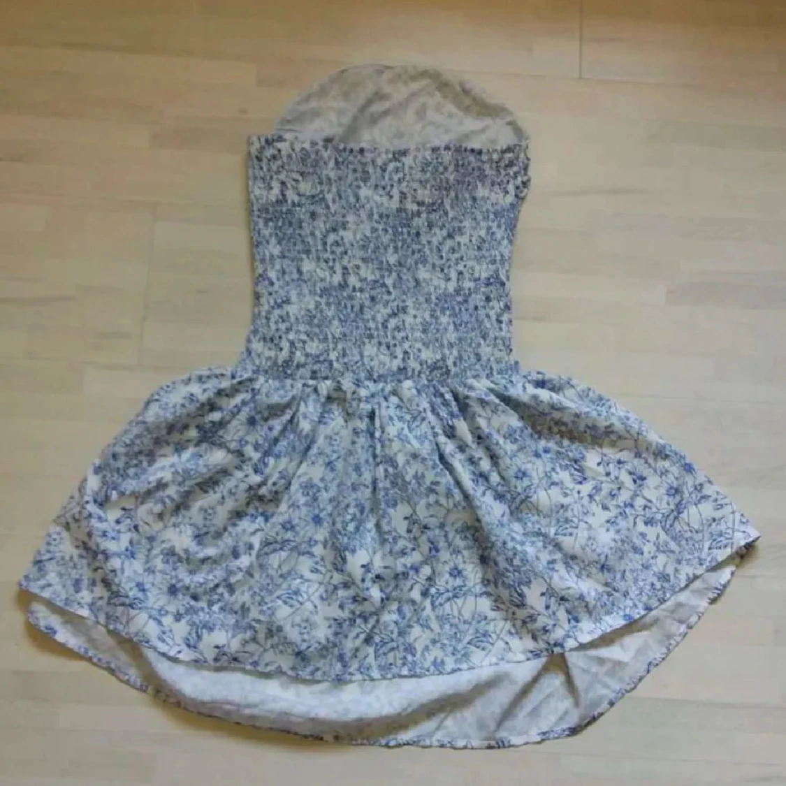 Vit och blå blommig kortklänning - 1