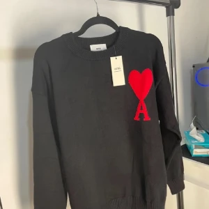 Svart stickad tröja från Ami - Svart Ami tröjor 