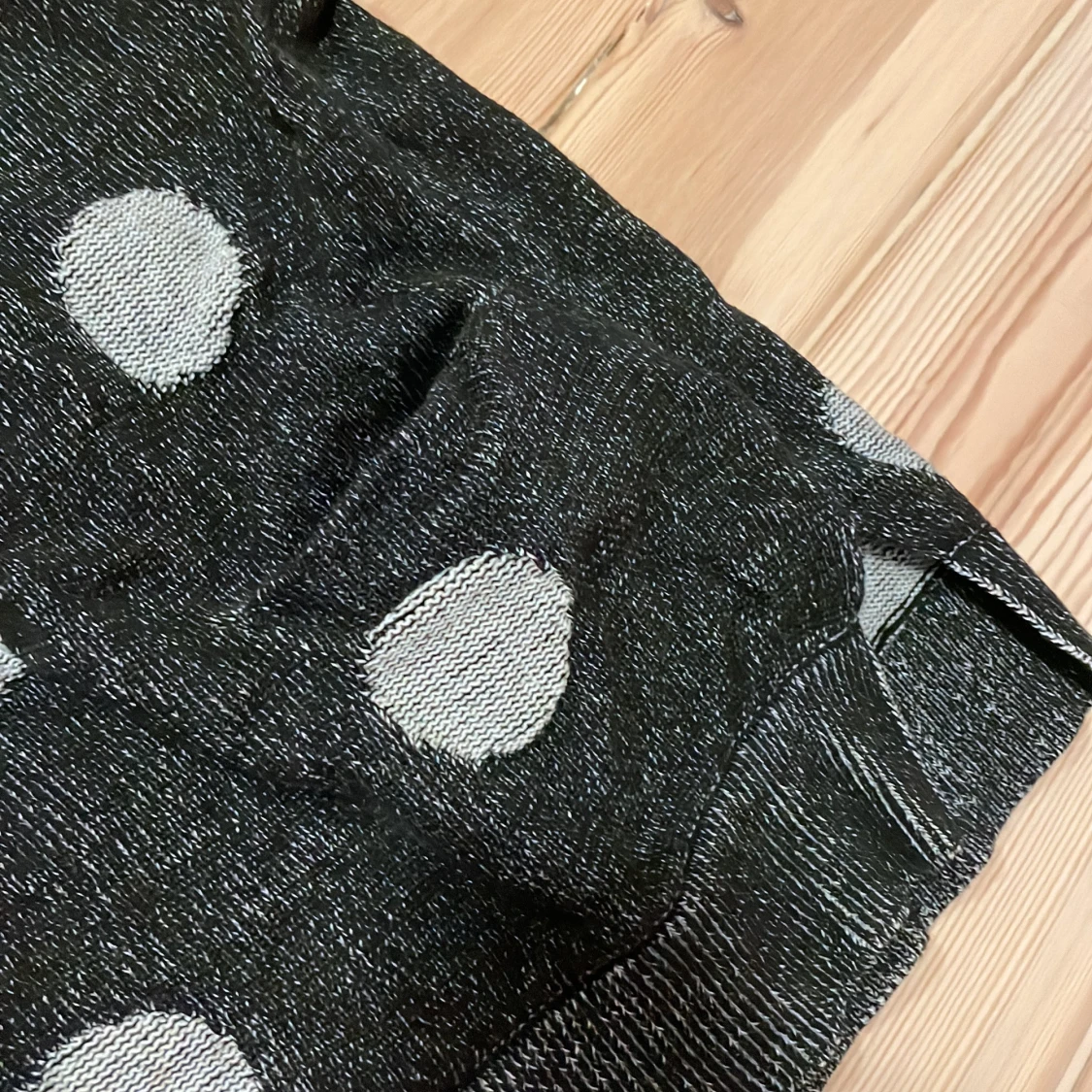 Svart stickad tröja med prickar från Hope - 1