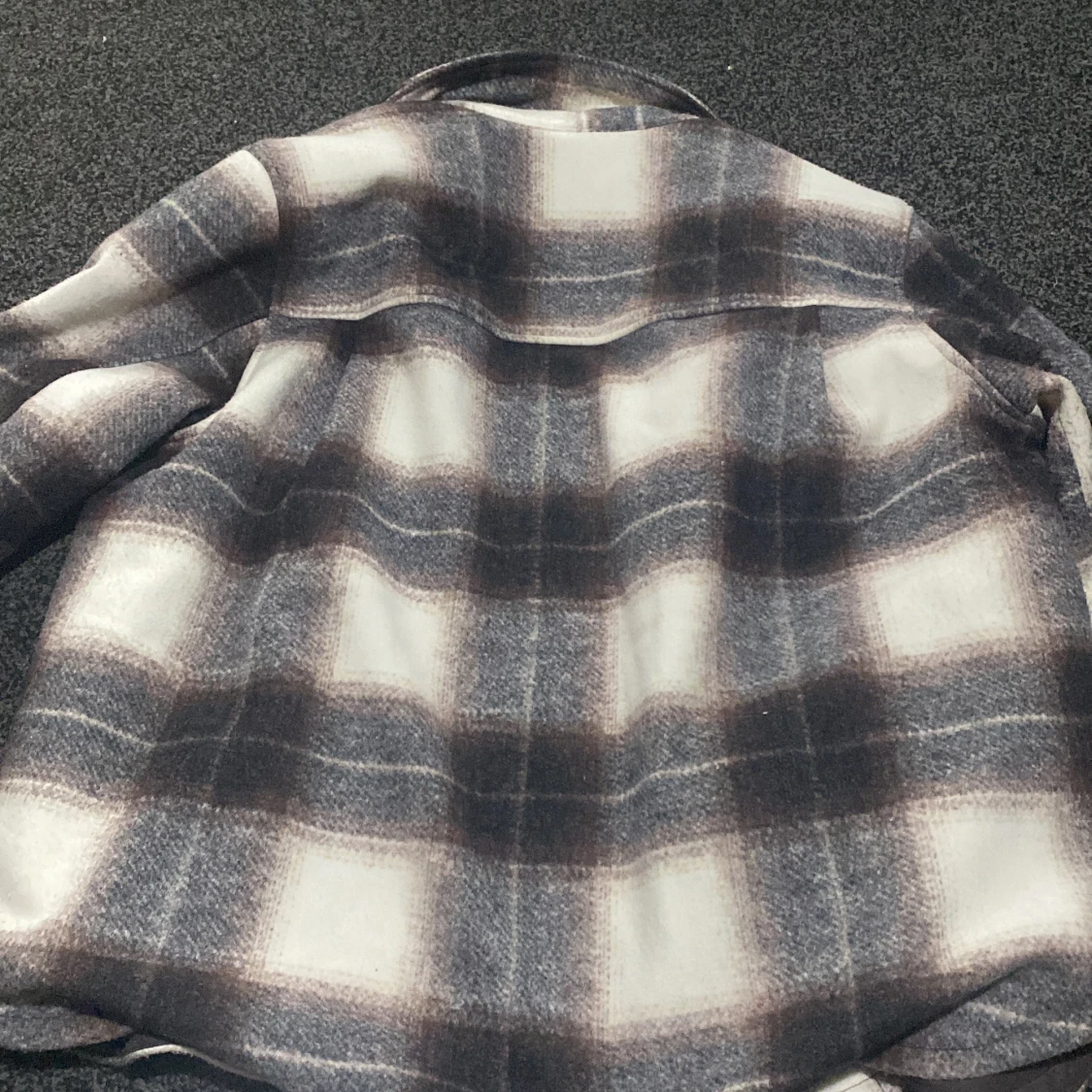 Rutig overshirt från H&M i grått - 2