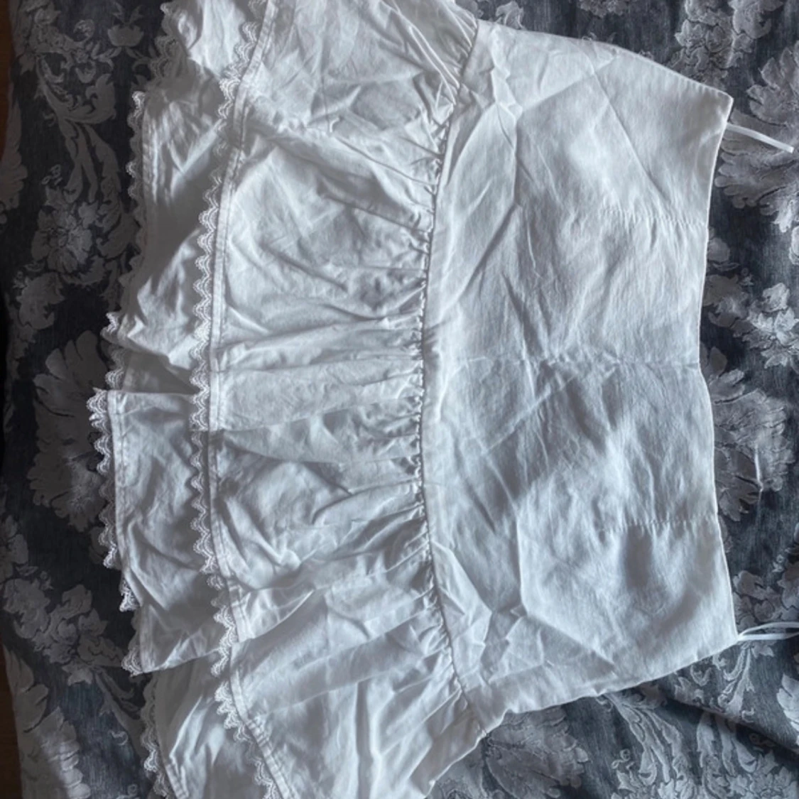 Vit volangkjol med spetsdetaljer