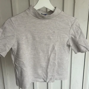 Beige topp/t-shirt - Jättefin beige topp från Zara. Finstickad tröja med en liten krage. Tyvärr för liten för mig
