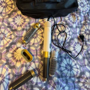 Multistyler hårfön med tillbehör - Multistyler hårfön med flera utbytbara borsthuvuden och tillbehör. Kommer med praktisk förvaringsväska. Perfekt för styling, volym och lockar. Säljer för att den aldrig kommit till användning då jag fick en dyson bara dagar efter jag köpt denna. Detta är en billigare version av dyson ifrån fyndiq. Pris är diskuterbart!