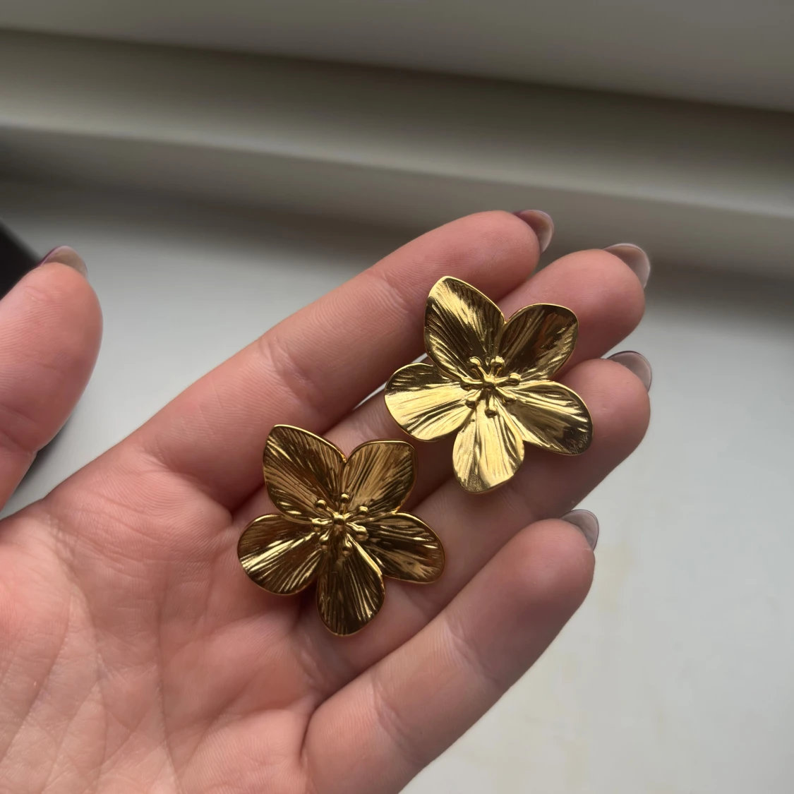 Guldiga blommiga örhängen