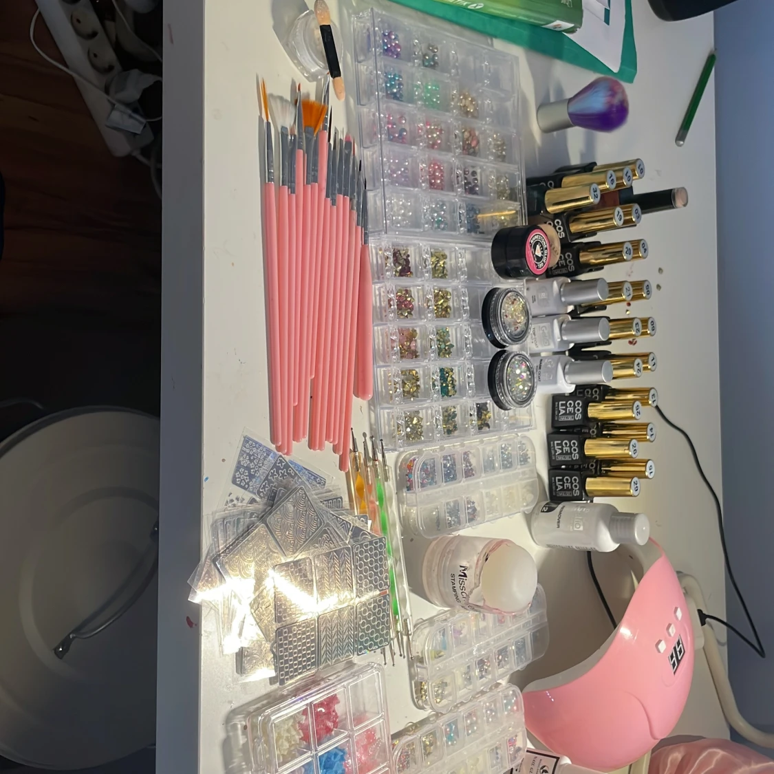 Stort nagelkit med dekorationer och gel