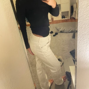 Vita low waist jeans - Low/mid waist jeans från bikbok, storlek w 28 längd 32, passar en small/medium, benlängd passar mig som är 173 precis, sitter fult på bild pga för stora