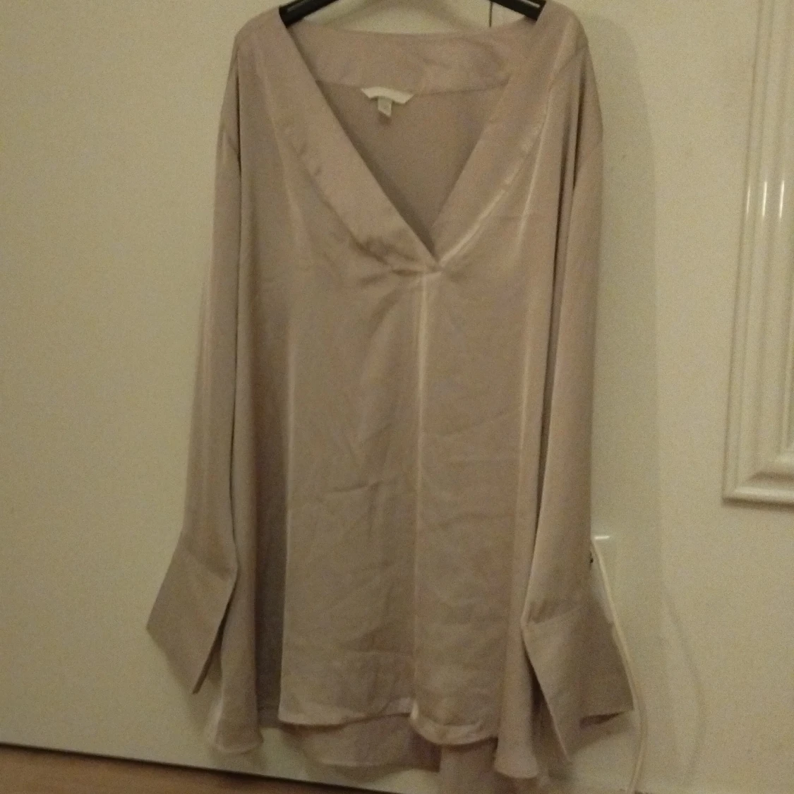 Beige sidenblus med v-ringning H&M