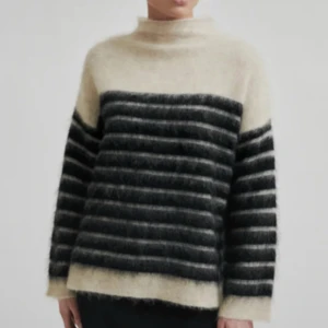 Randig polotröja Second Female - Perfekt tröja till hösten. Nypris 2199 