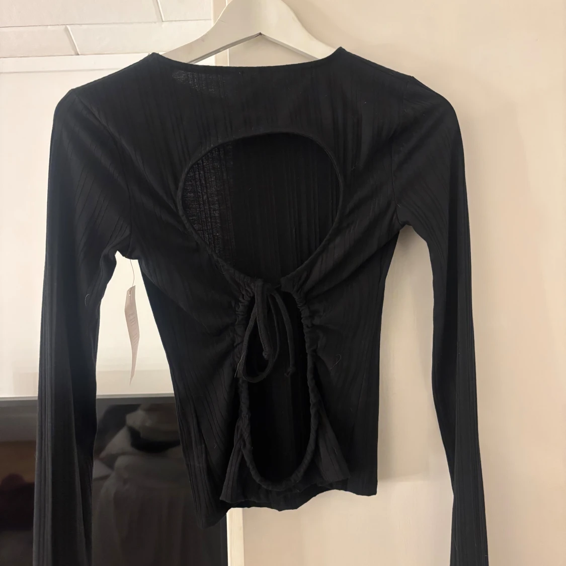 Svart ribbad långärmad topp med öppen rygg